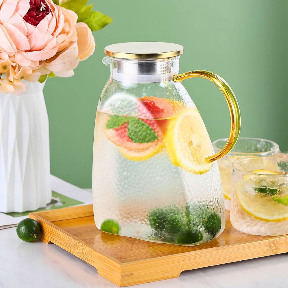 Borosilicate Glass Water Pitcher – 1.8L Large Jug with Gold Handle & Stainless Steel Lid, Hammered Pattern, for Water, Juice, Tea, and Cold Drinks – Fits in Fridge Door