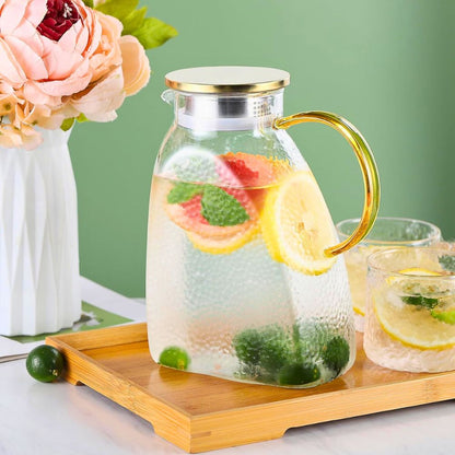 Borosilicate Glass Water Pitcher – 1.8L Large Jug with Gold Handle & Stainless Steel Lid, Hammered Pattern, for Water, Juice, Tea, and Cold Drinks – Fits in Fridge Door