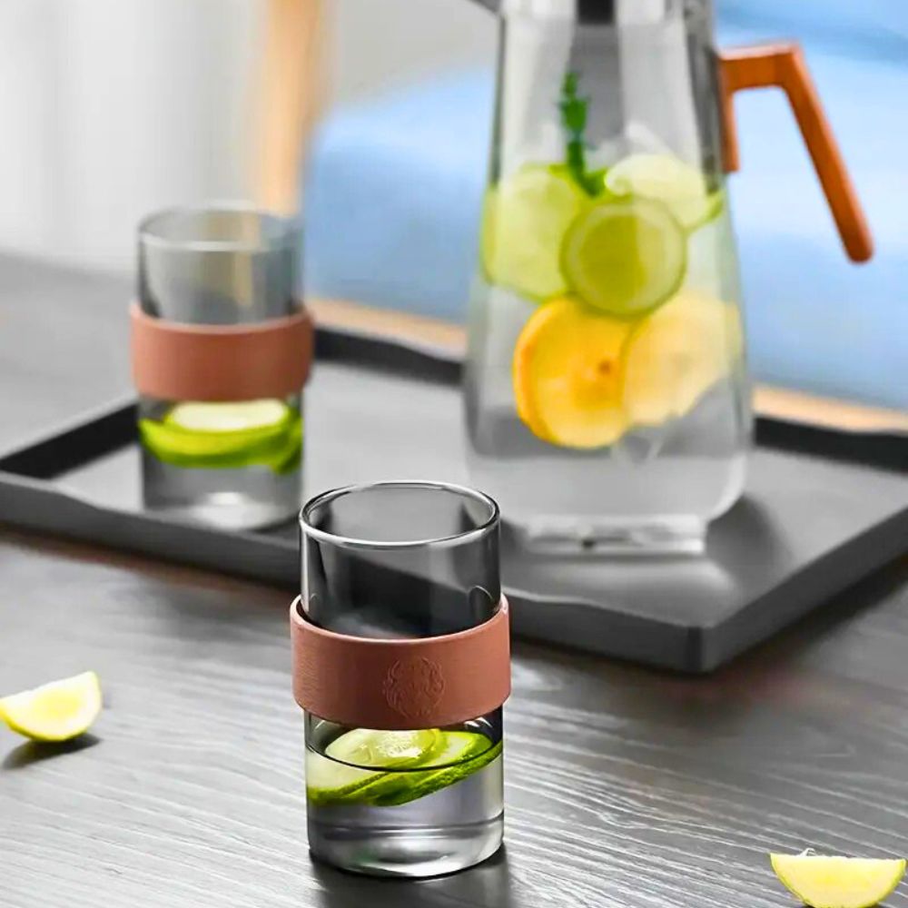Water Jug Set – 1400ml Smoky Grey Pitcher with Walnut Handle & Lid + 6pcs 220ml Glass Cups, Heat-Resistant Drinkware for Water, Juice & Beverages